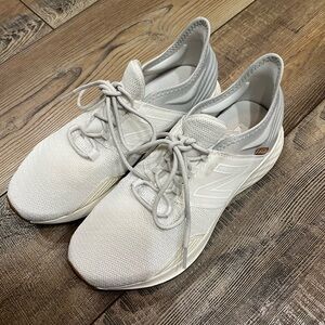 New Balance Roav Women’s Tennis shoes, great condition, Size 9.5